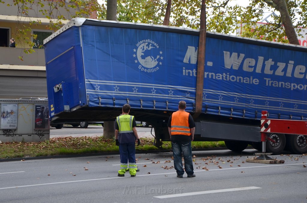 LKW verliert Auflieger Koeln Boltensternstr Pasteurstr P1959.JPG